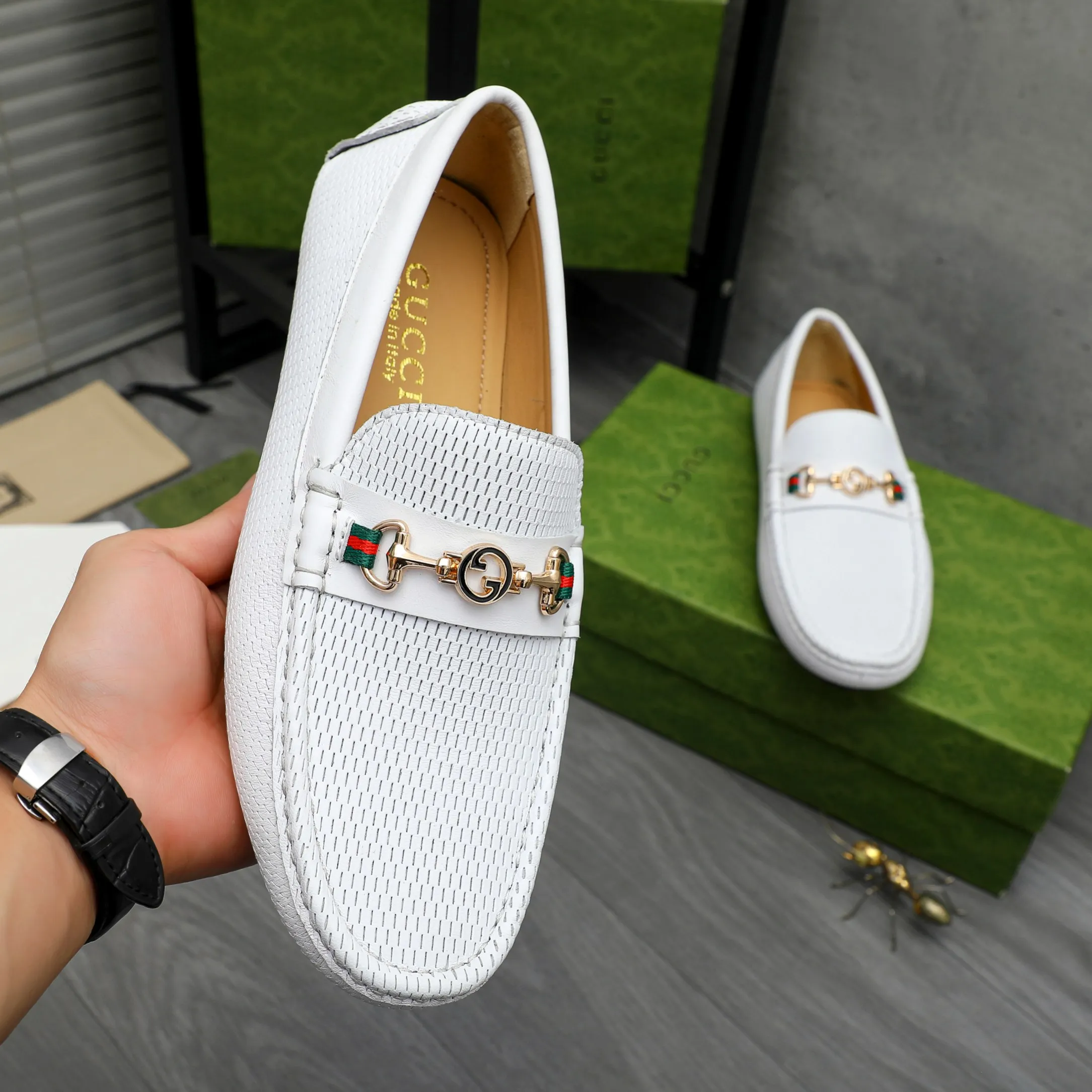 Men's shoes 💰p420 Product trademark: GUCCI (Gucci) casual slip-on men's shoes Regular size: 38-44 Product materials: Selected hollow cowhide upper, sheepskin lining, rubber outsole